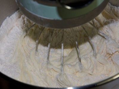 борошно і жовтки