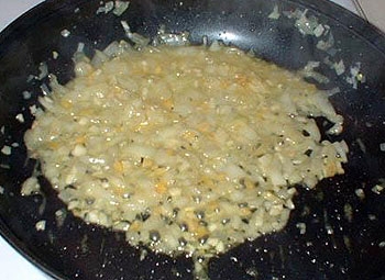 Обсмажуємо цибулю і часник