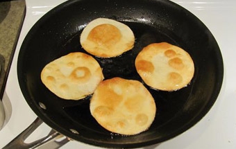 смажимо коржі