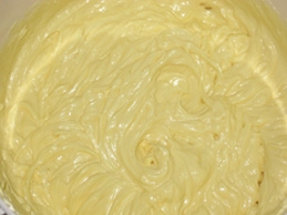 додаємо в вершкове масло цукрово-молочну суміш