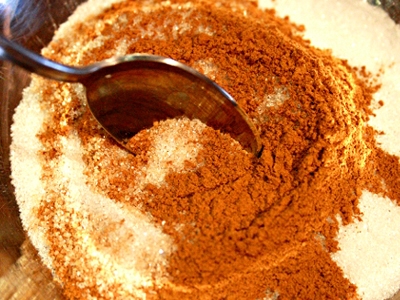 змішуємо цукор з корицею