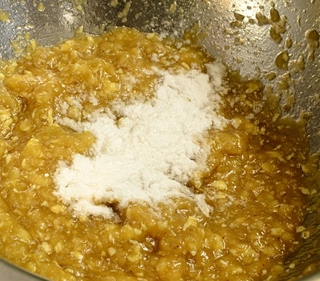 перемішуємо бананове пюре з яйцями і ванільним цукром