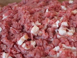 перемішуємо фарш з яєчною сумішшю і салом