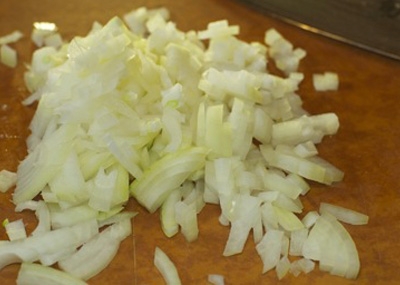 подрібнюємо цибулю