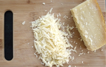 натираємо сир на тертці