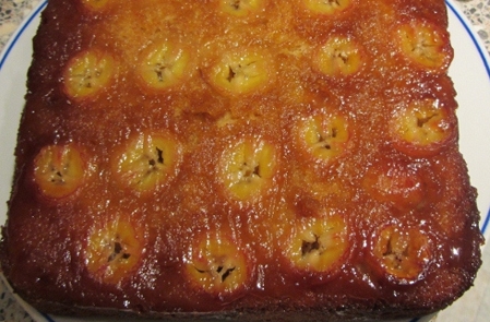 пиріг-перевертиш з бананами і вершково-карамельним соусом