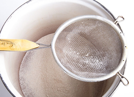 Просіваємо борошно через сито