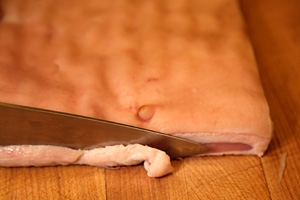 зрізаємо нерівні краї на салі