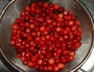 Зливаємо воду з брусницею через друшляк