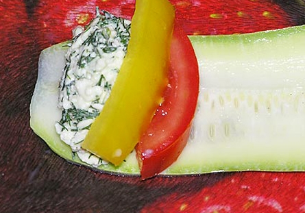 Викладаємо начинку на кабачкову платівку