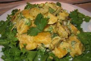 Салат з куркою і манго