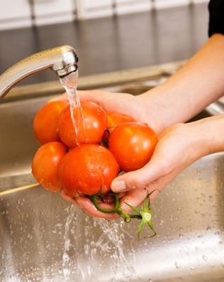 Промиваємо помідори