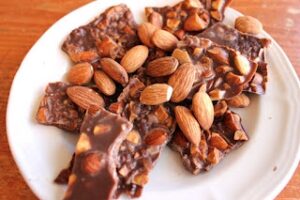 Твердий шоколад з какао порошку з горіхами і кокосовою стружкою