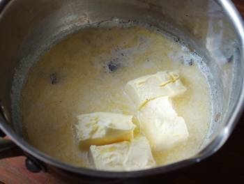 змішуємо молоко з маслом