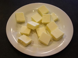 нарізаємо на шматочки маргарин