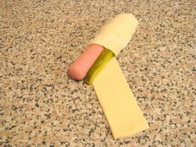 Сосиска і маринований огірочок в тесті