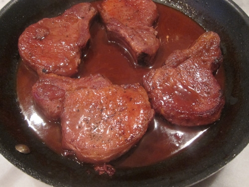 додаємо до свинини червоне вино і соус