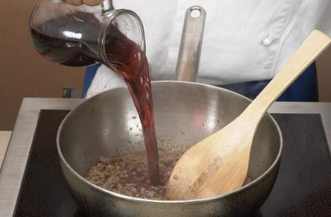 вливаємо в сковороду вино