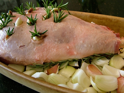 викладаємо на деко на овочі баранячу ногу