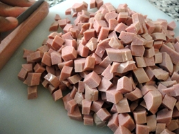 подрібнюємо сосиски