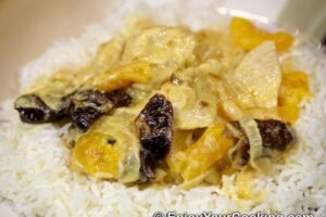 Курка тушкована з чорносливом і овочами в білому вині