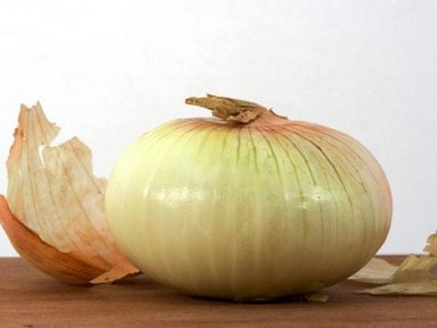 чистимо цибулю від лушпиння