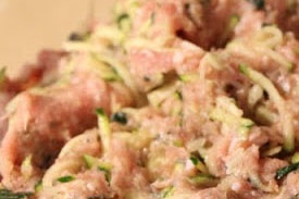 перемішуємо курячий фарш з кабачком