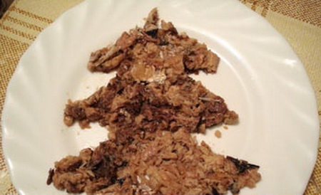 Укладаємо шар риби у формі ялинки