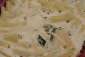 заливаємо макарони з овочами соусом