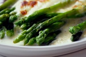 Спаржа в оболонці з шпинату і сиру