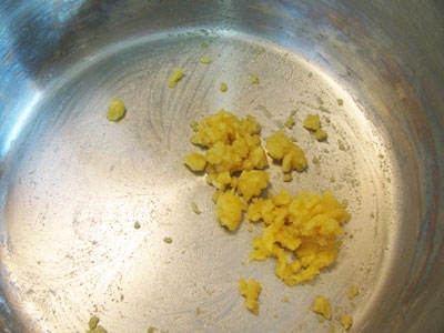 борошно в каструлі