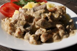 Свинина з грибами в сметанному соусі