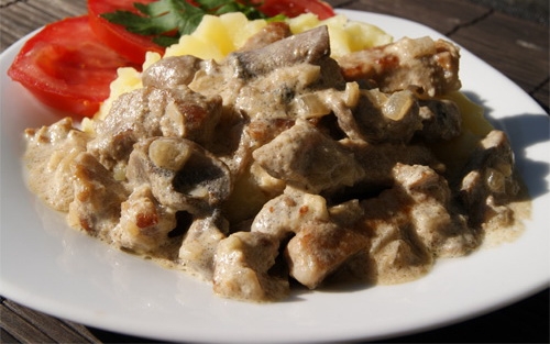 готова свинина з грибами і сметанним соусом