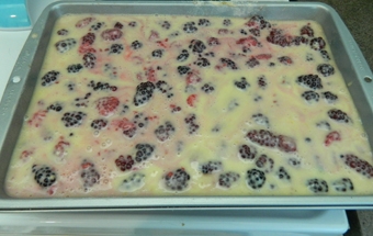 виливаємо начинку на корж