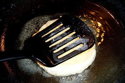 коржик на сковороді