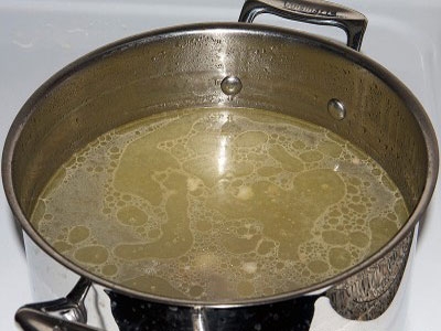 каструля з бульйоном