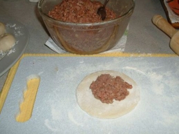 викладаємо начинку на корж