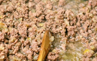 смажимо цибулю з фаршем