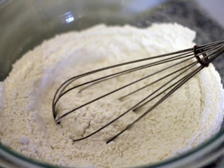 Збиваємо суміш для кексів