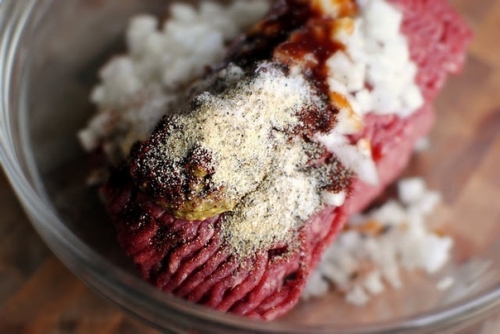 Змішуємо фарш, цибулю і приправи