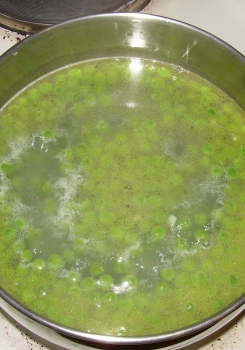 Тушкуємо горошок на вершковому маслі