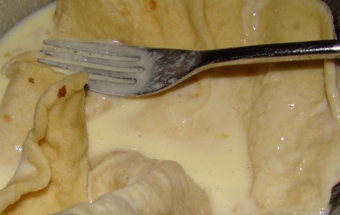 занурюємо лаваш в яєчно-кефірну масу