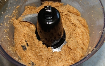 подрібнюємо кунжут з оливковою олією в блендері