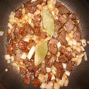 баранина з цибулею і лавром