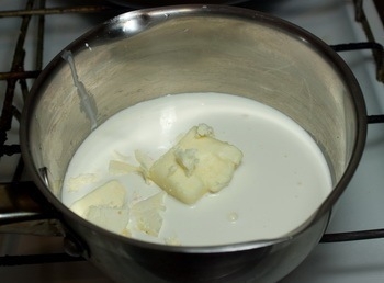 Розтоплюємо вершкове масло в вершках