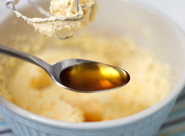 вливаємо в масу лікер