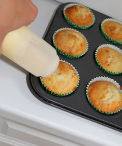 видавлюємо начинку в середину кексу