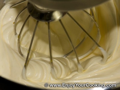 збиваємо цукрово-білкову масу з жовтками