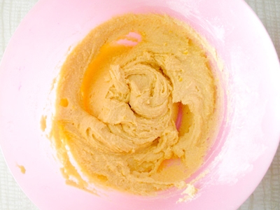 перемішуємо манну суміш з маслом