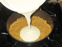 виливаємо сирну масу на основу